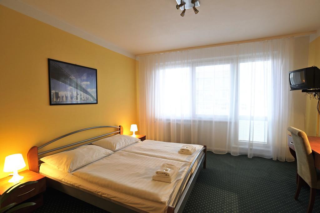 Hotel Krystal Hodonín Екстериор снимка