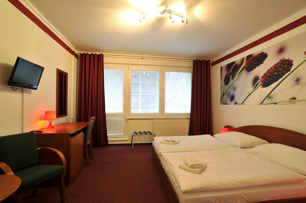 Hotel Krystal Hodonín Екстериор снимка