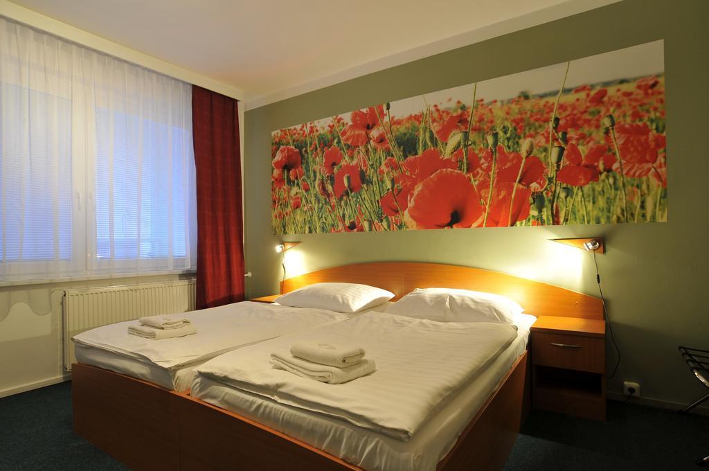 Hotel Krystal Hodonín Екстериор снимка