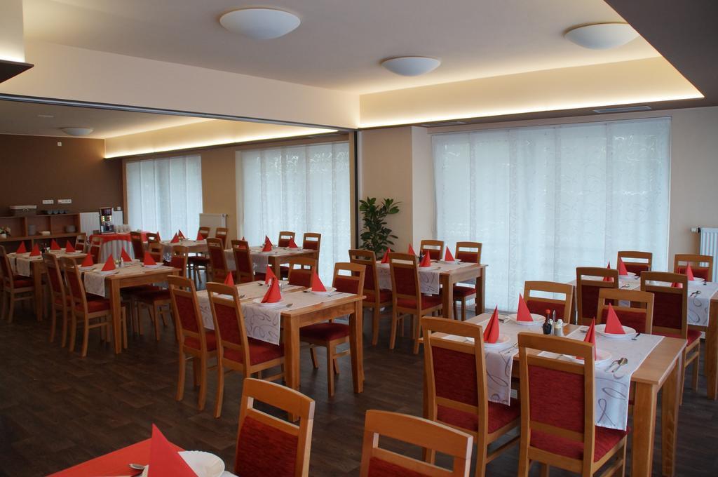 Hotel Krystal Hodonín Екстериор снимка