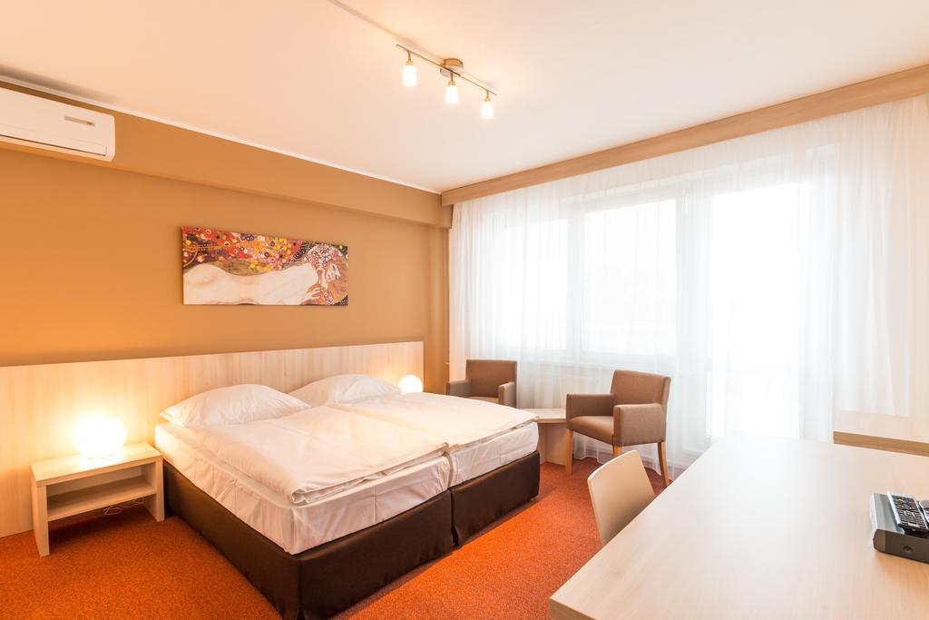 Hotel Krystal Hodonín Екстериор снимка