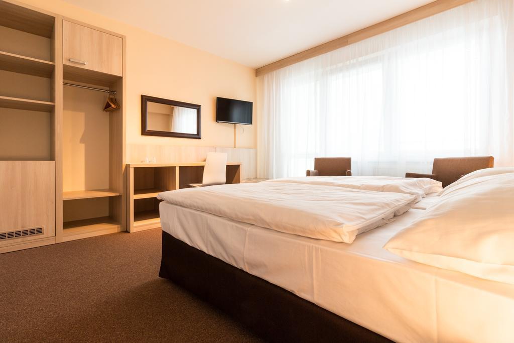 Hotel Krystal Hodonín Екстериор снимка